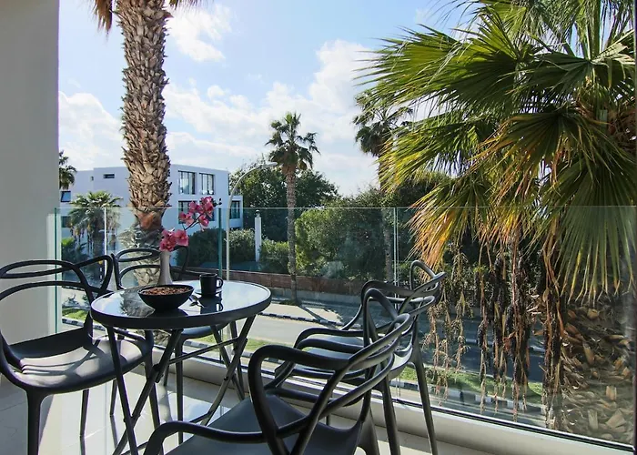Phaedrus Living: Seaside Flat Constantinos 113
